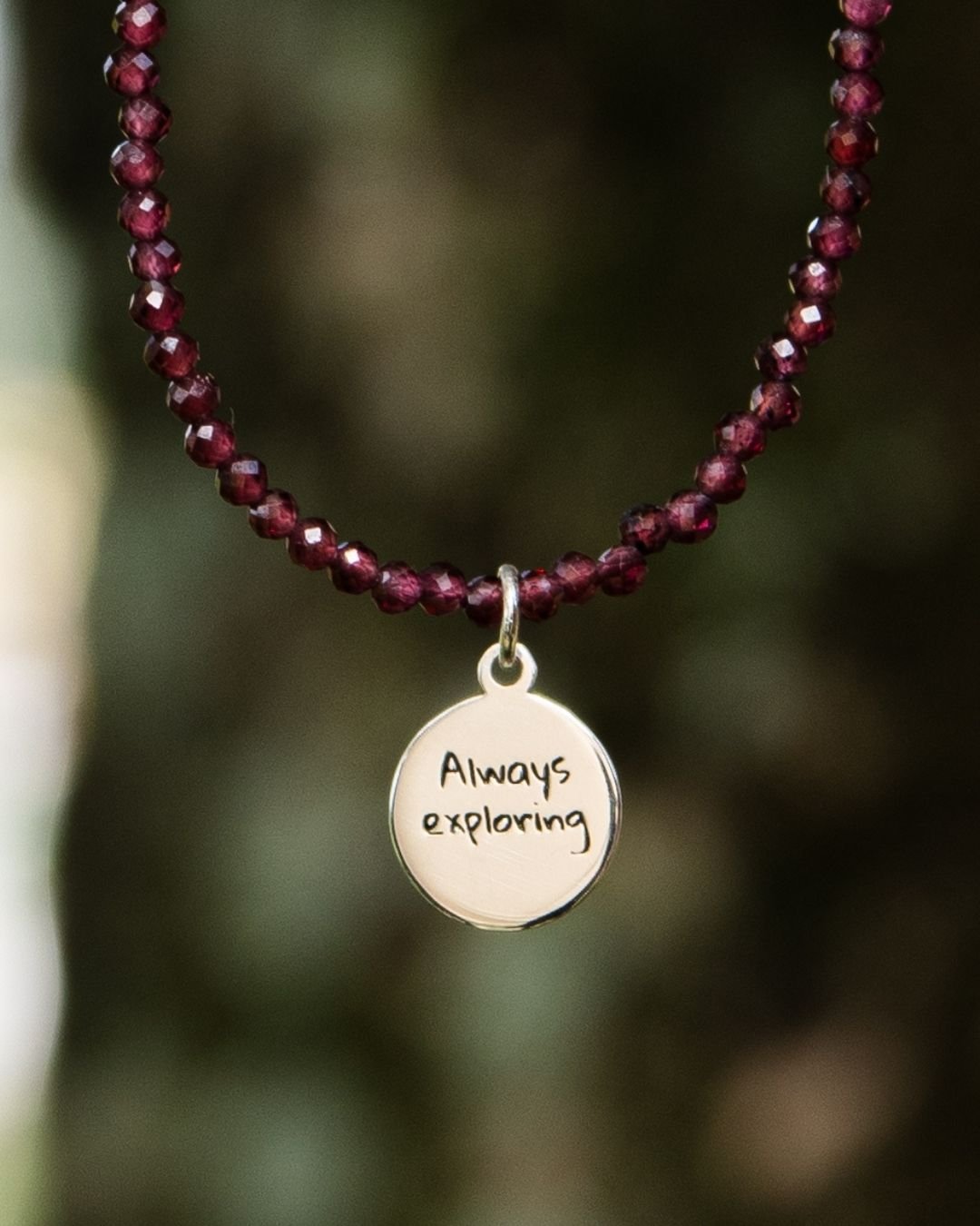 PULSEIRA PEDRA GRANADA + MEDALHA ALWAYS EXPLORING