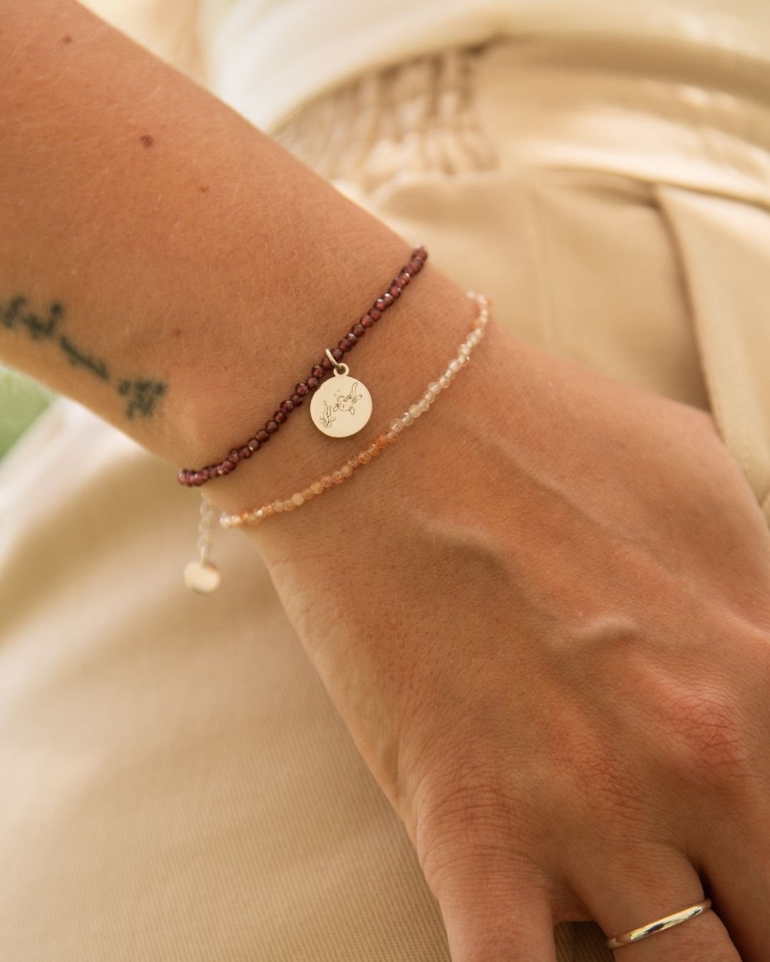 PULSEIRA PEDRA GRANADA + MEDALHA ALWAYS EXPLORING