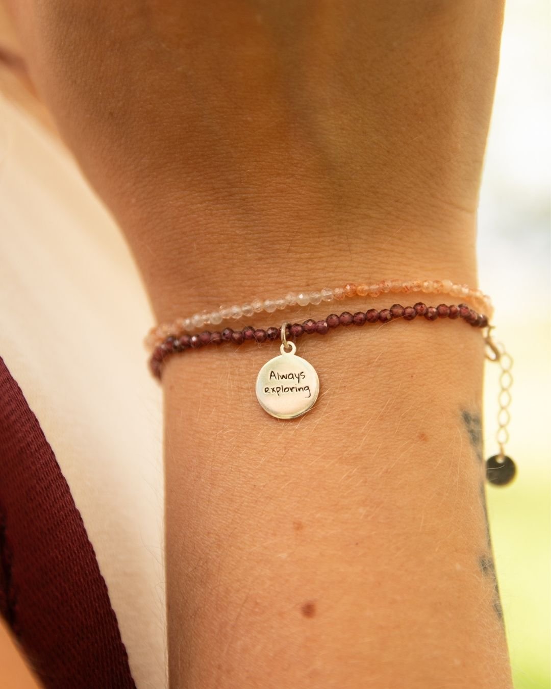 PULSEIRA PEDRA GRANADA + MEDALHA ALWAYS EXPLORING