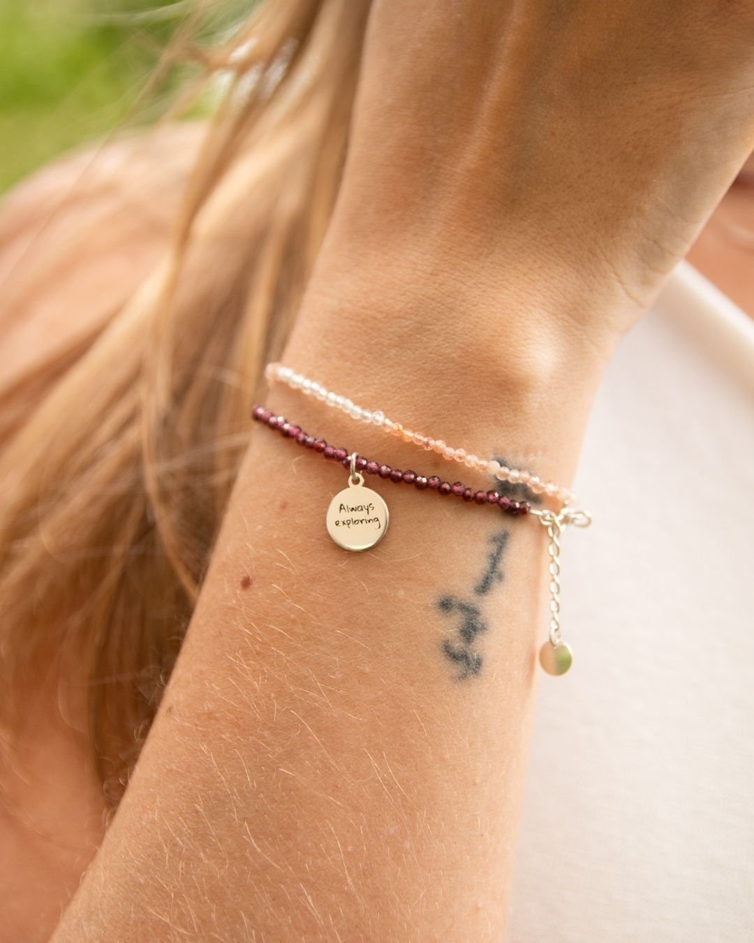 PULSEIRA PEDRA GRANADA + MEDALHA ALWAYS EXPLORING