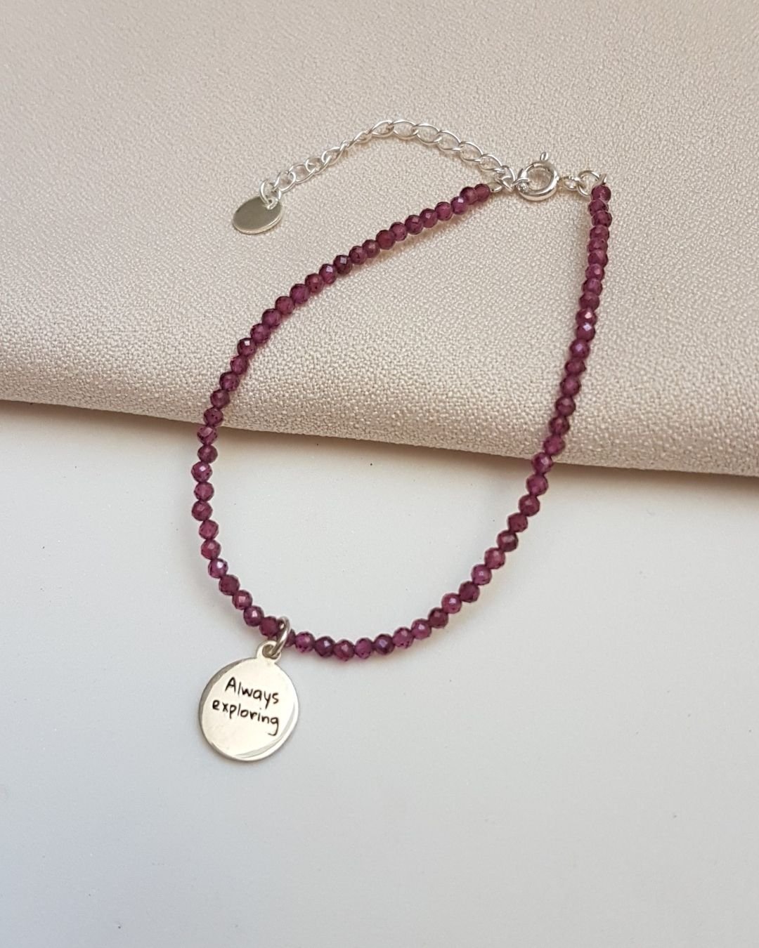 PULSEIRA PEDRA GRANADA + MEDALHA ALWAYS EXPLORING