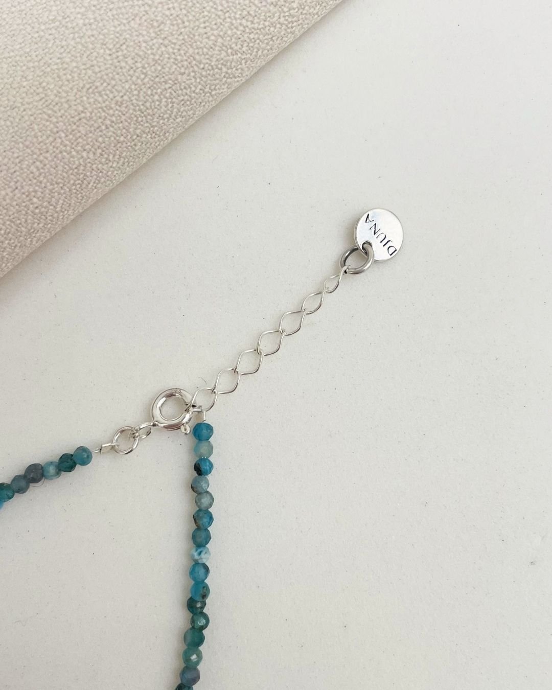 PULSEIRA PEDRAS APATITAS LAPIDADAS 2MM ESCURA