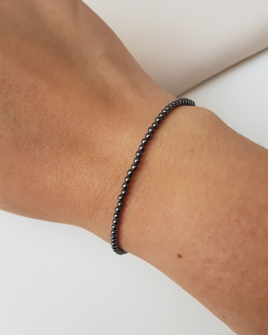 PULSEIRA PEDRAS HEMATITAS BOLINHAS 2MM E PRATA 925