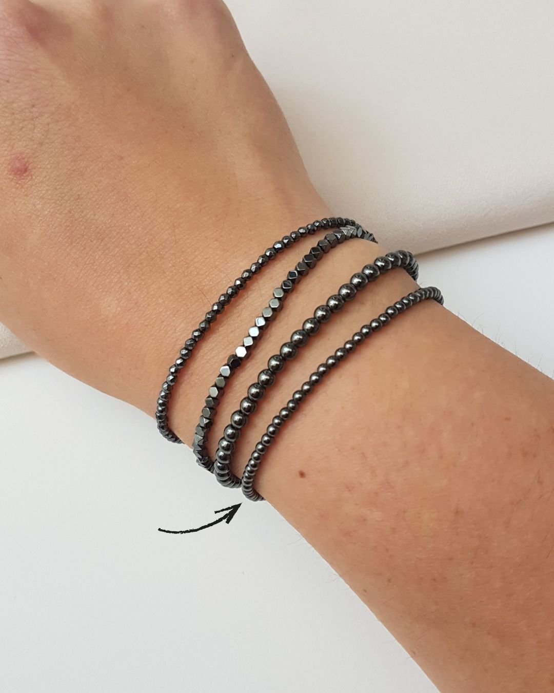 PULSEIRA PEDRAS HEMATITAS BOLINHAS 2MM E PRATA 925