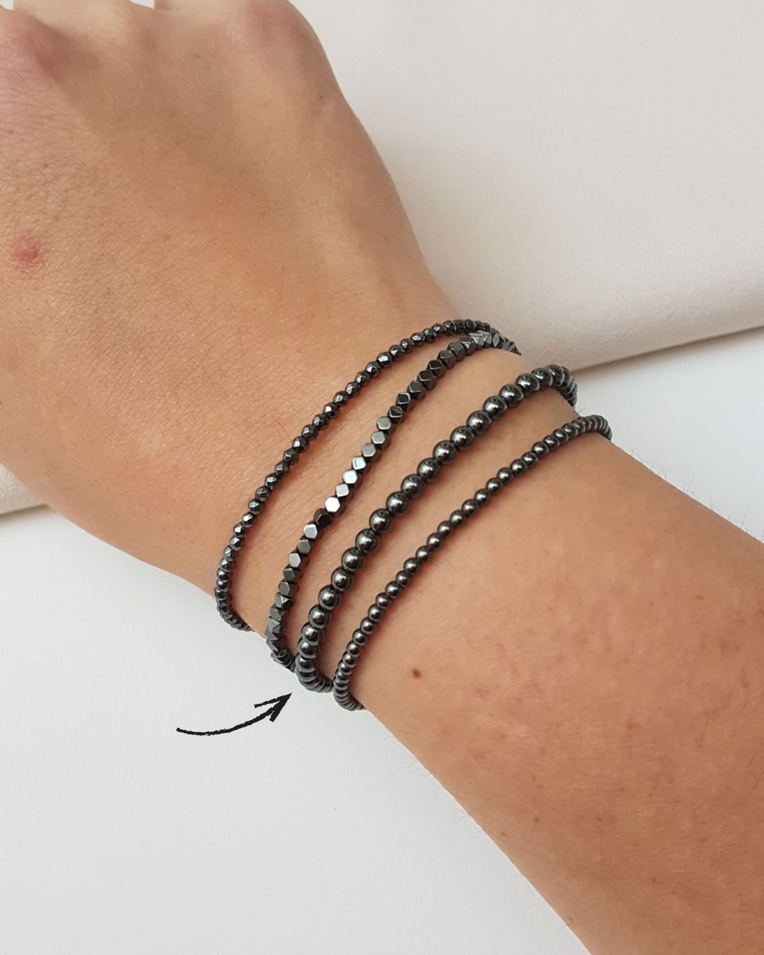 PULSEIRA PEDRAS HEMATITAS BOLINHAS 3MM E PRATA 925