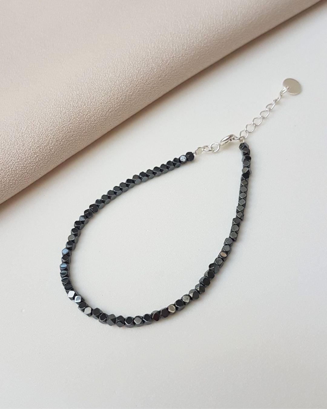 PULSEIRA PEDRAS HEMATITAS DIFERENTES E PRATA 925