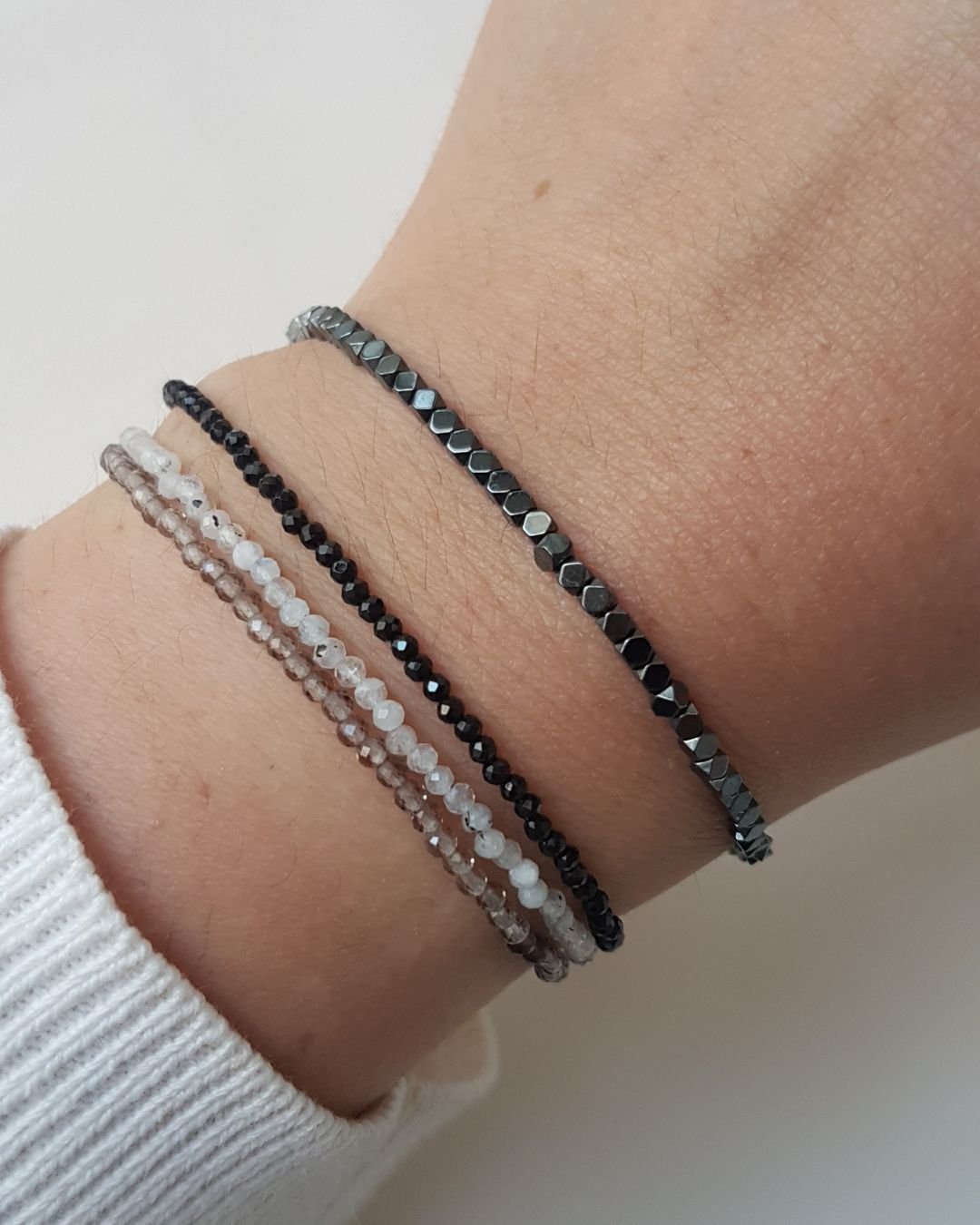 PULSEIRA PEDRAS HEMATITAS DIFERENTES E PRATA 925