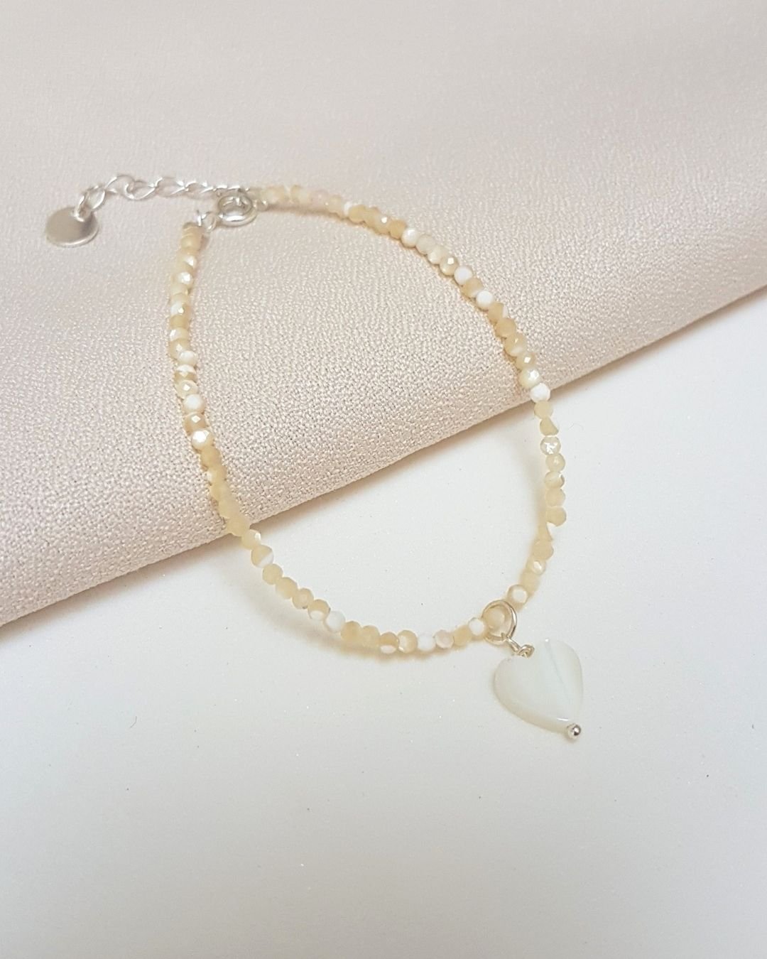 PULSEIRA PEDRAS MADREPÉROLA LAPIDADAS 2MM COM CORAÇÃO PRATA 925