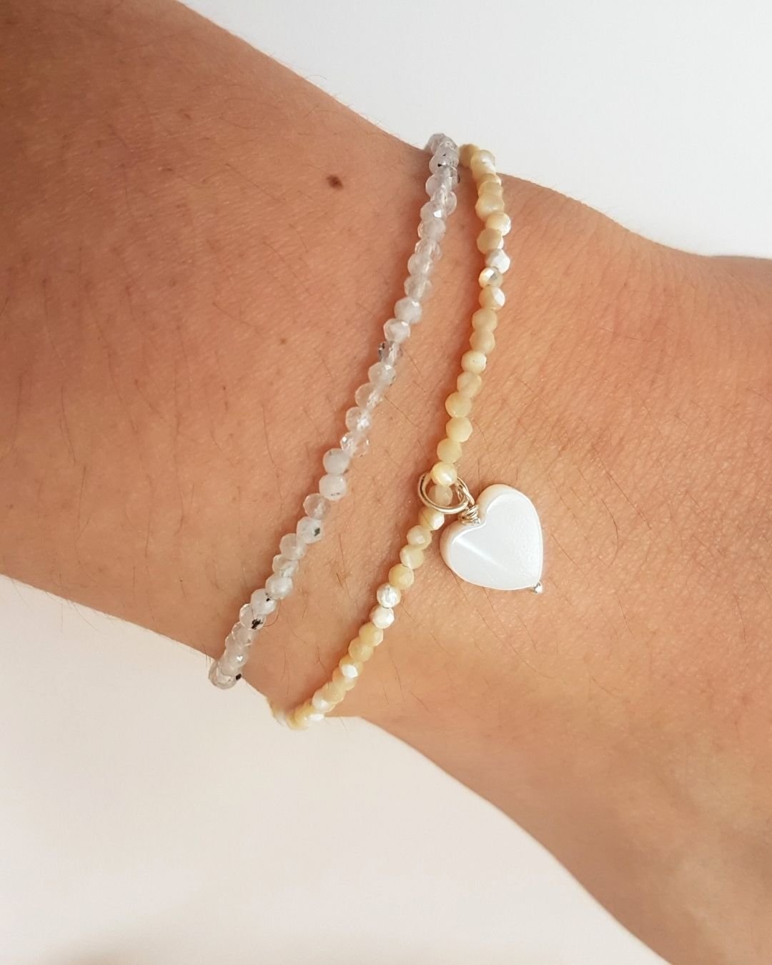 PULSEIRA PEDRAS MADREPÉROLA LAPIDADAS 2MM COM CORAÇÃO PRATA 925