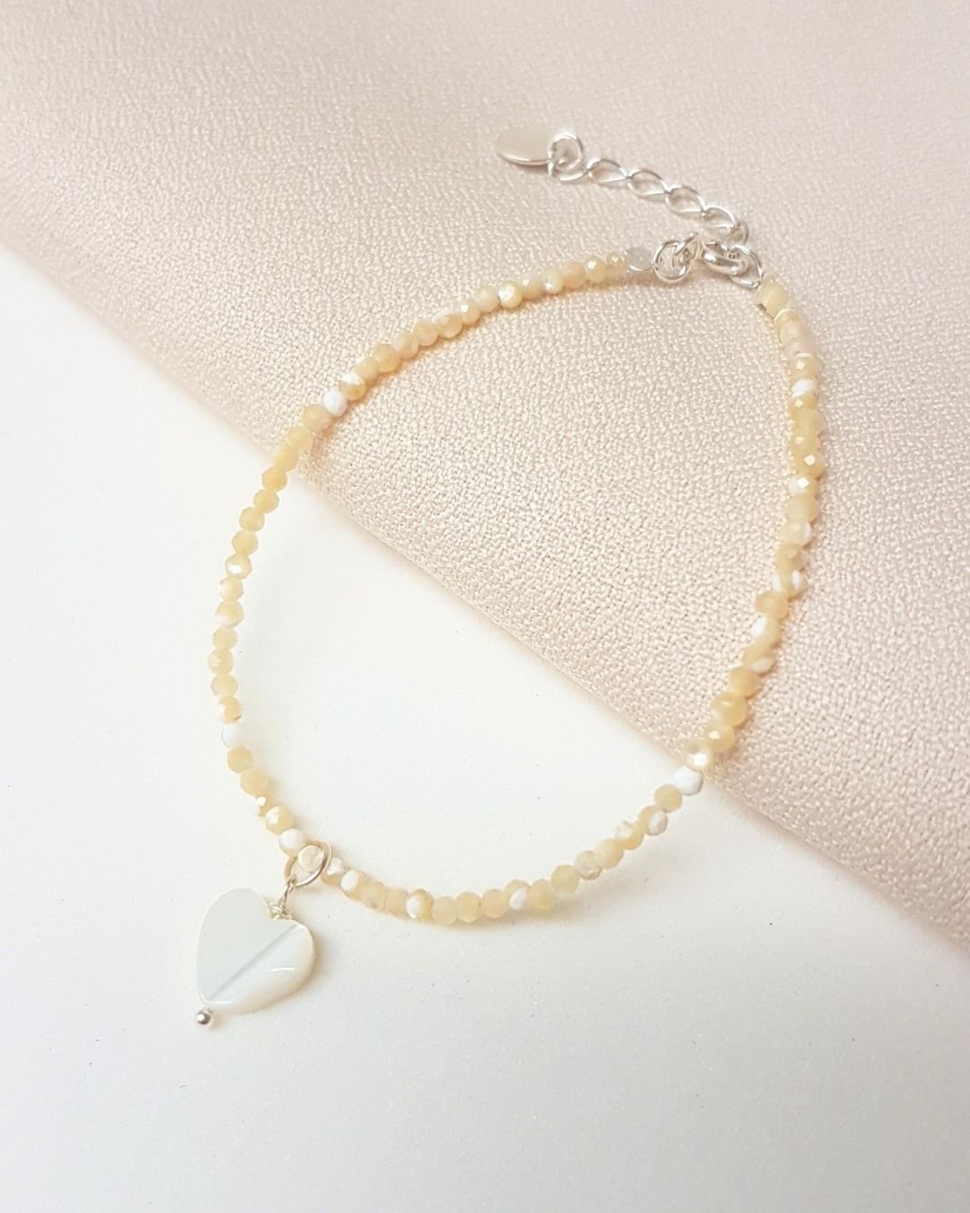 PULSEIRA PEDRAS MADREPÉROLA LAPIDADAS 2MM COM CORAÇÃO PRATA 925