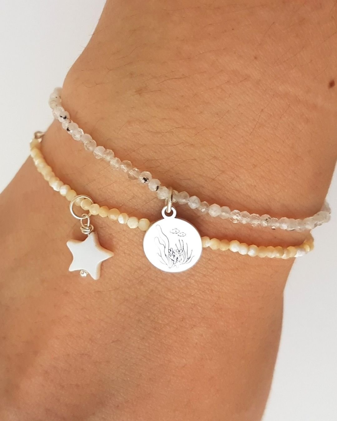 PULSEIRA PEDRAS MADREPÉROLA LAPIDADAS 2MM COM ESTRELA PRATA 925