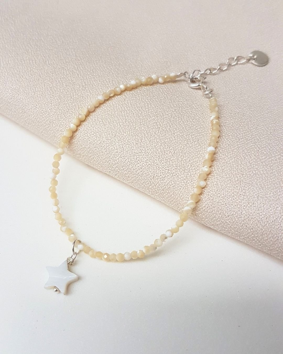 PULSEIRA PEDRAS MADREPÉROLA LAPIDADAS 2MM COM ESTRELA PRATA 925