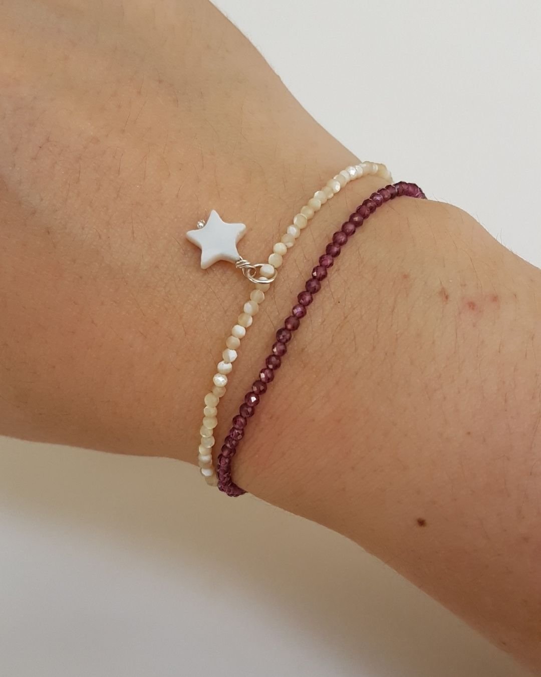 PULSEIRA PEDRAS MADREPÉROLA LAPIDADAS 2MM COM ESTRELA PRATA 925