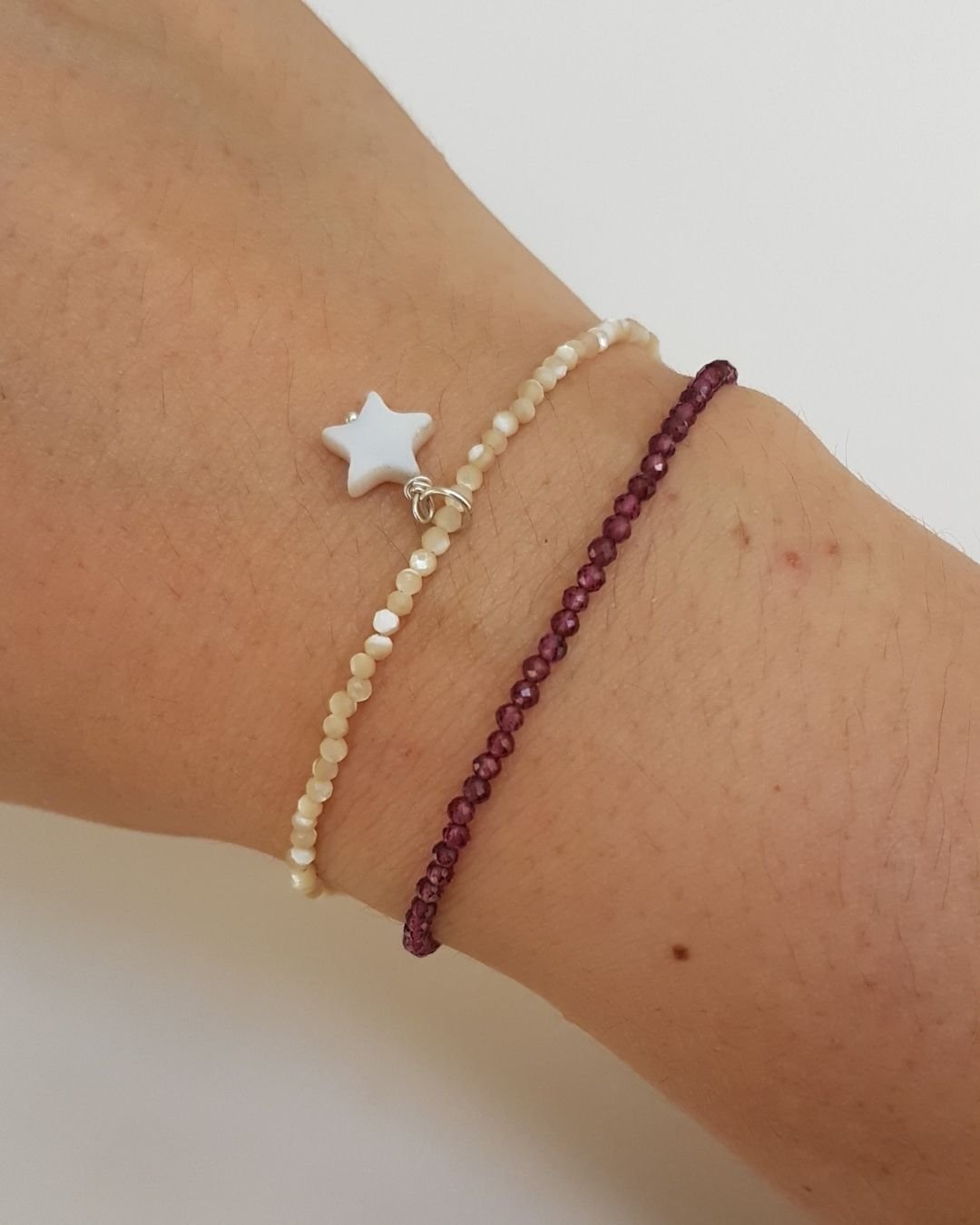 PULSEIRA PEDRAS MADREPÉROLA LAPIDADAS 2MM COM ESTRELA PRATA 925