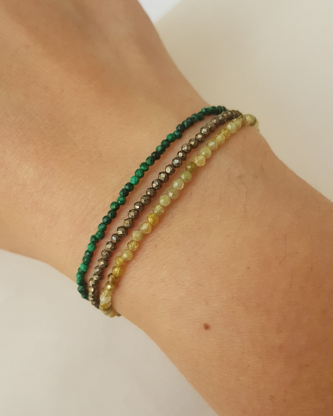 PULSEIRA PEDRAS PERIDOTO 2MM LAPIDADAS