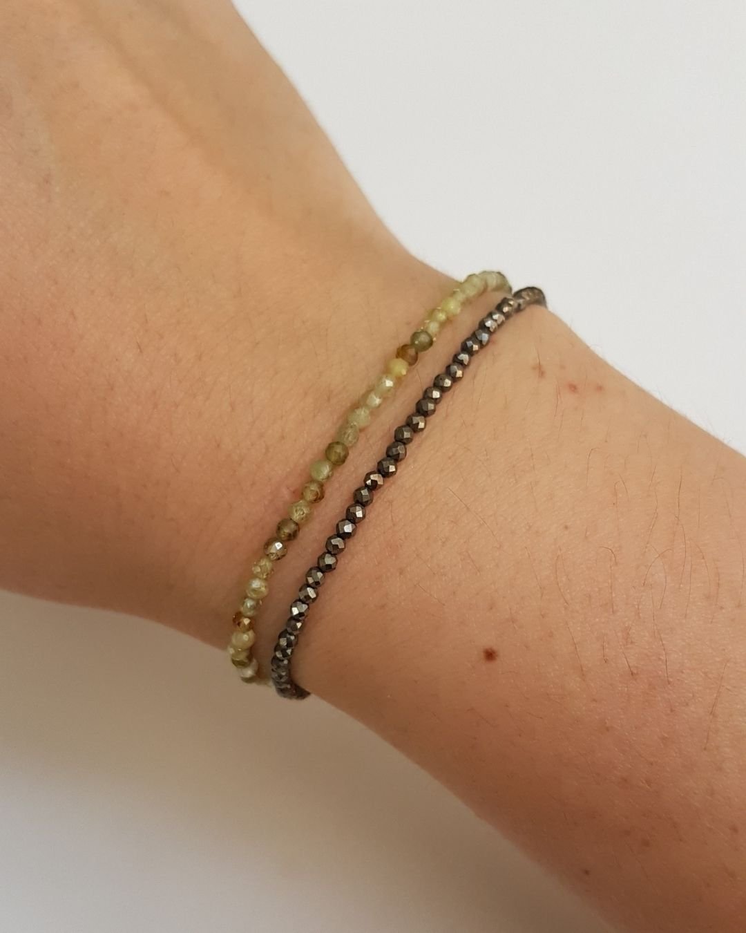 PULSEIRA PEDRAS PERIDOTO 2MM LAPIDADAS